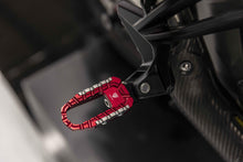 Passagier voetsteunen set 'Offroad' Ducati Scrambler Desert Sled Fasthouse (2021-2022) rood gemonteerd