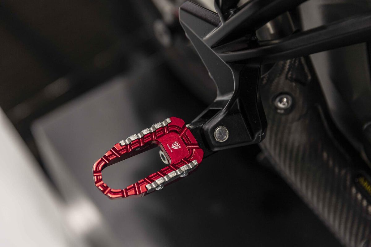 Passagier voetsteunen set 'Offroad' Ducati Hypermotard 1100S (2007-2009) rood gemonteerd
