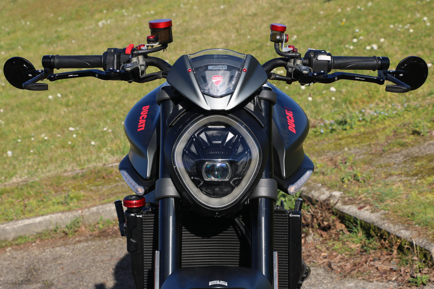 Voordeelpakket bar-end spiegels en hendelbeschermers - Pramac Racing Limited Edition Ducati 900 Superlight (1992-1998) pakket afgebeeld voorzijde