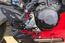 CNC Racing koppelingsdeksel beschermer Ducati V2 gemonteerd zijaanzicht