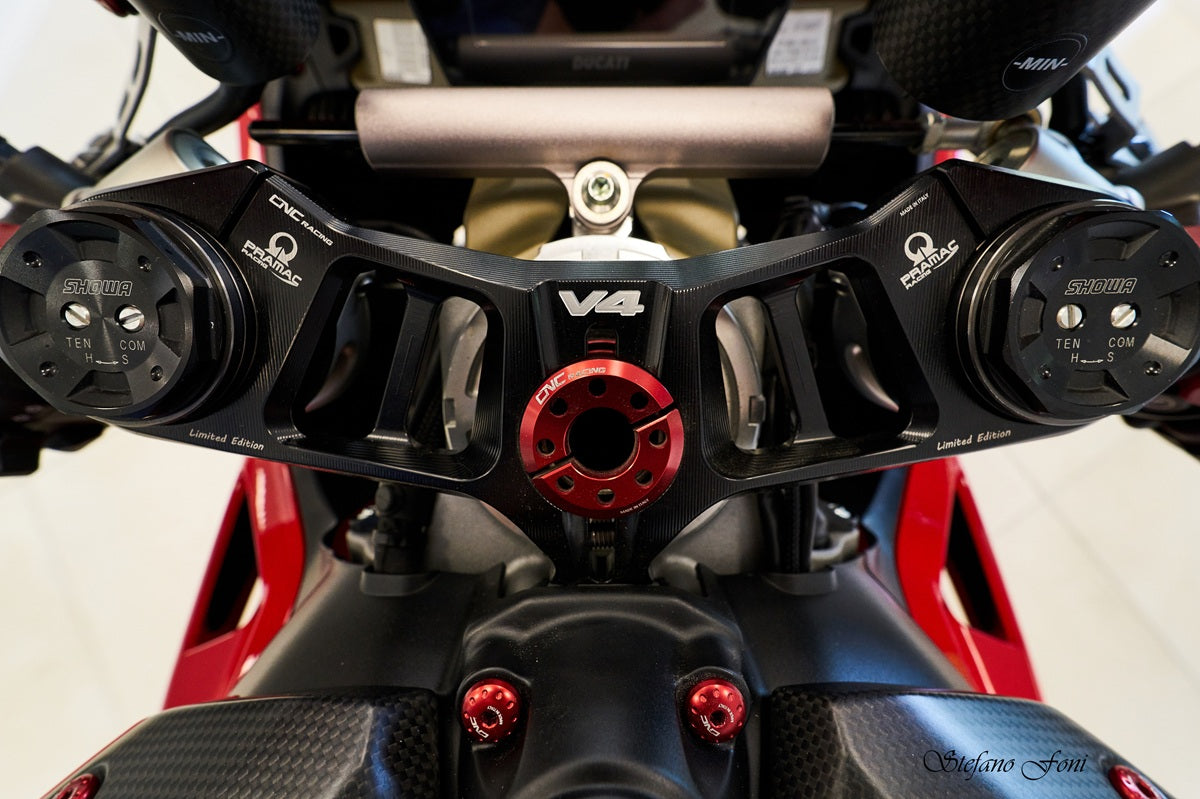 Kroonplaatmoer Ducati Panigale V4 R (2021-2024) rood gemonteerd in zwarte kroonplaat