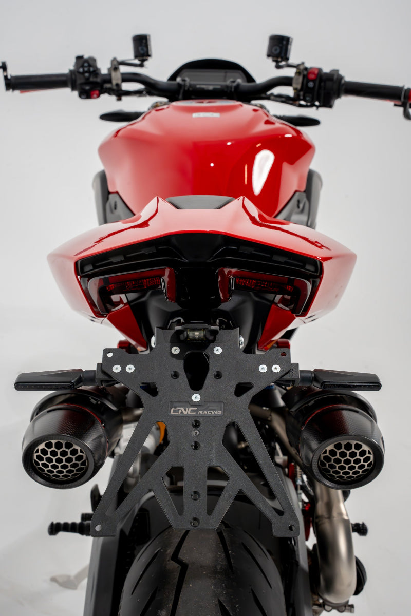 LED knipperlichtset Wing – CNC Racing – smoke lens – Suzuki SV650 (2016+) gemonteerd op kentekenplaathouder zijaanzicht