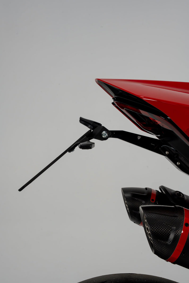 LED knipperlichtset Wing – CNC Racing – smoke lens – Triumph Trident (2021+) gemonteerd op kentekenplaathouder achteraanzicht