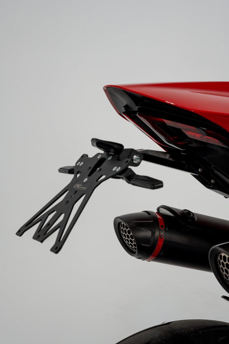 LED knipperlichtset Wing – CNC Racing – smoke lens – Ducati Diavel (2010-2013) gemonteerd op kentekenplaathouder