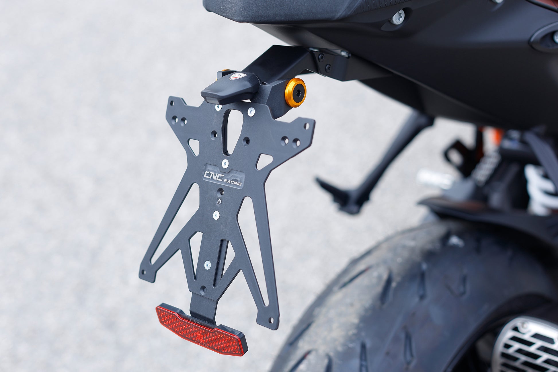 PT309B kentekenplaathouder rechts vooraanzicht gemonteerd zwart KTM 1390 Super Duke R