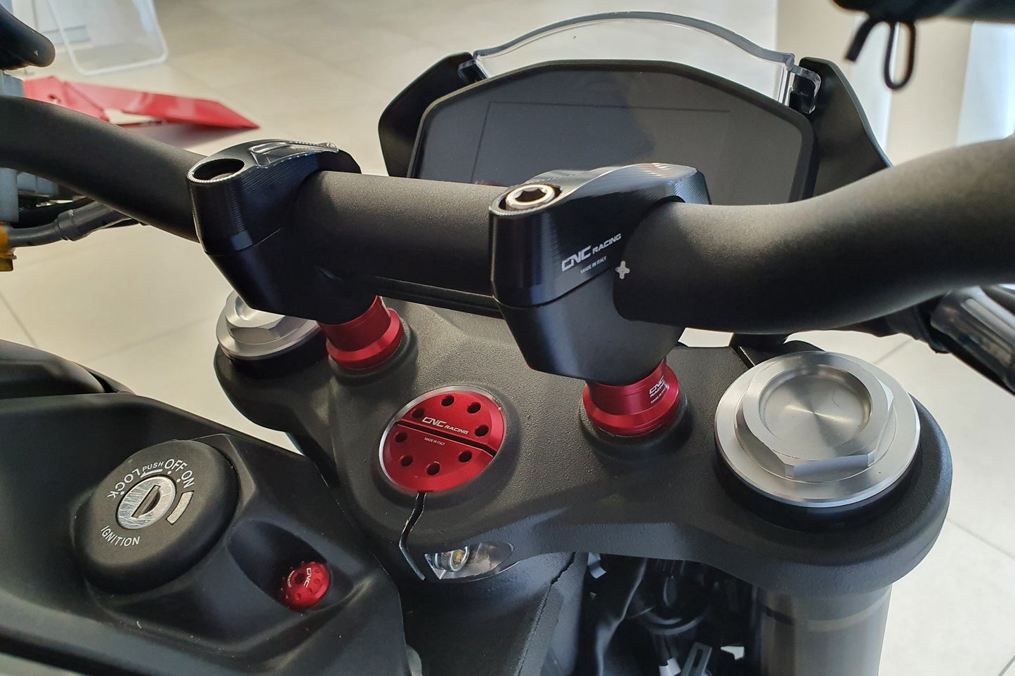 Balhoofd moer CNC Racing Ducati Multistrada 1200 (2010-2012) rood gemonteerd op Monster
