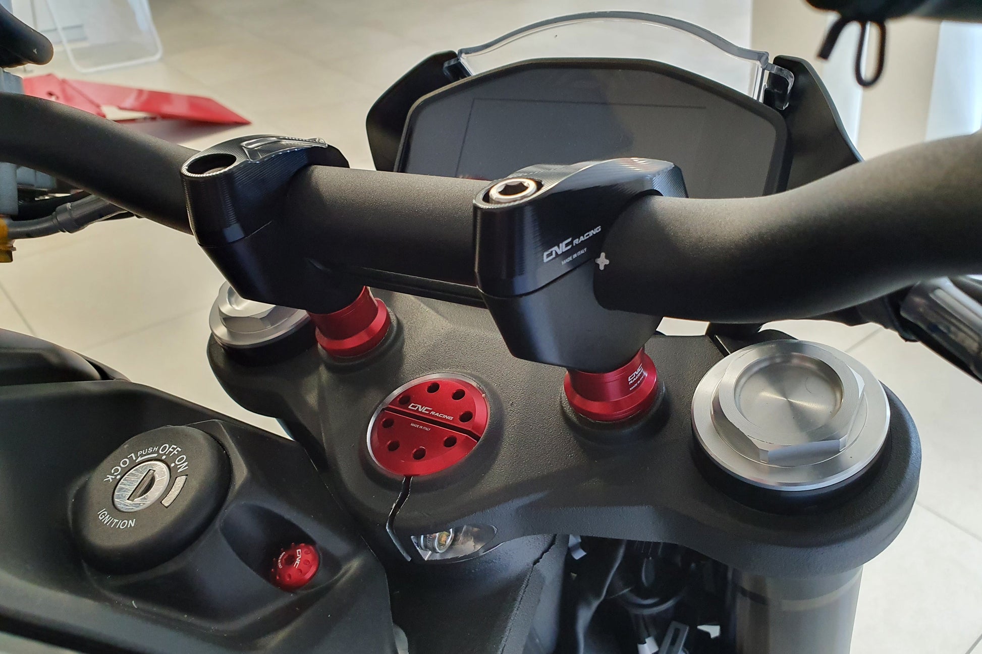 Balhoofd moer CNC Racing Ducati 900 Superlight (1992-1998) rood gemonteerd op Monster
