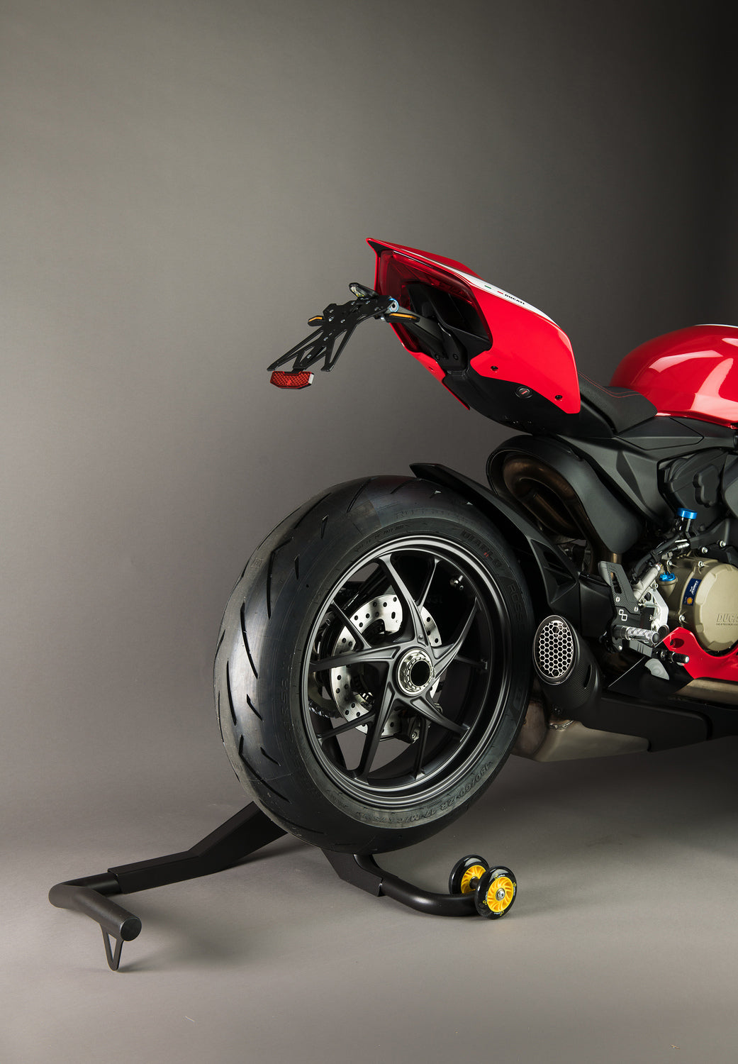 Lightech enkelzijdige paddockstand staal incl. 42,7mm pen MV Agusta Brutale 800 RC (2018+) zijaanzicht gemonteerd