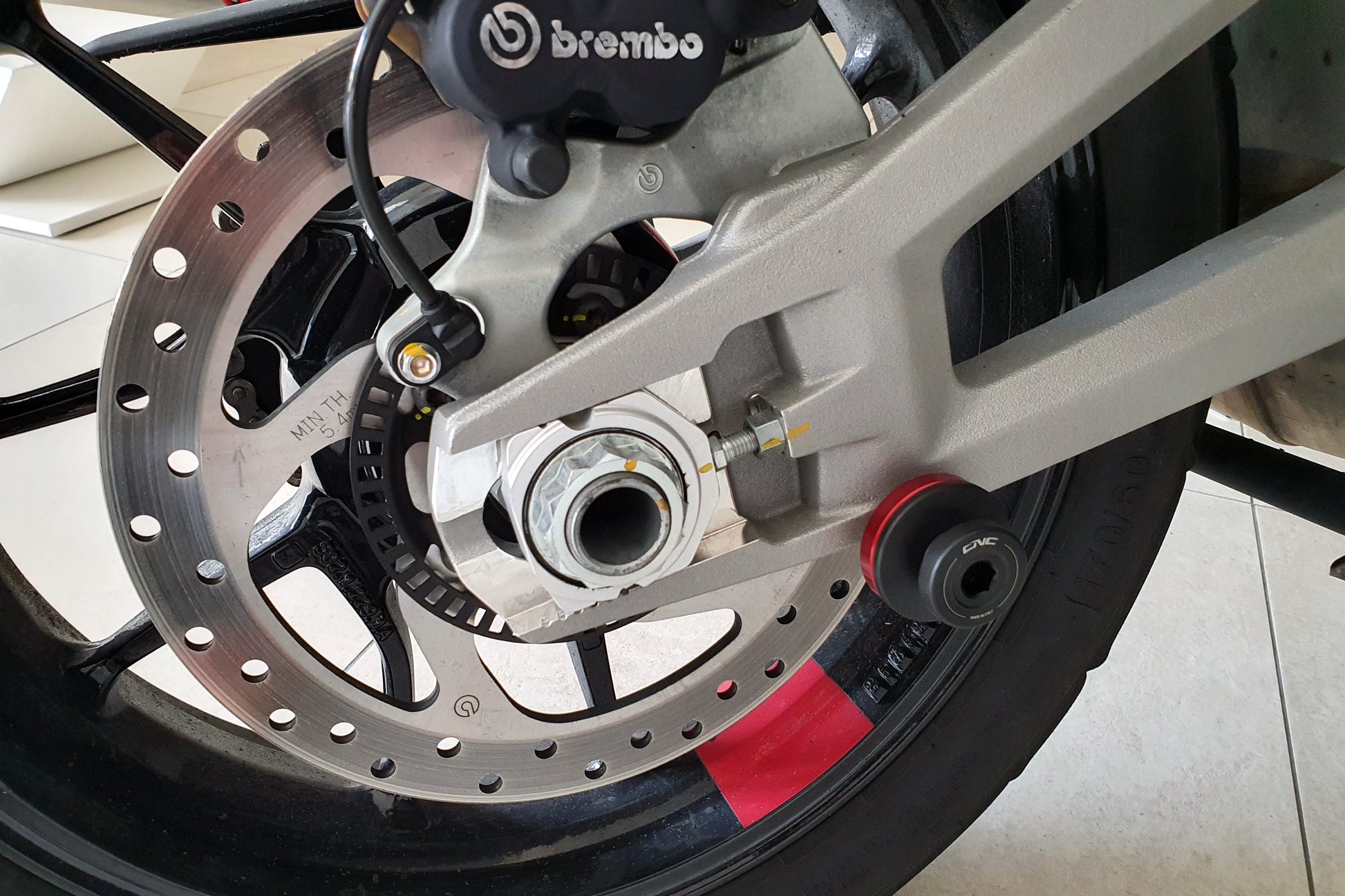 GeGShop.nl CNC Racing achterbrug paddockstand bobbins Ducati Multistrada rood gemonteerd overzichtsfoto