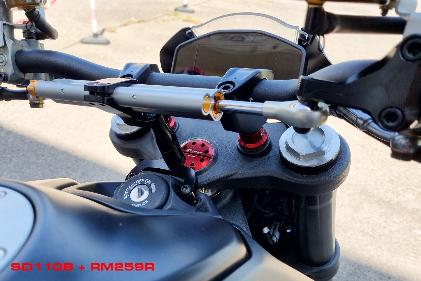 CNC Racing SD110B stuurdemperkit met OH168S demper en RM259R risers op Ducati Monster 950 achteraanzicht