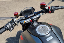 CNC Racing SD110B stuurdemperkit met OH168S demper en RM259R risers op Ducati Monster 950 overzichtsfoto