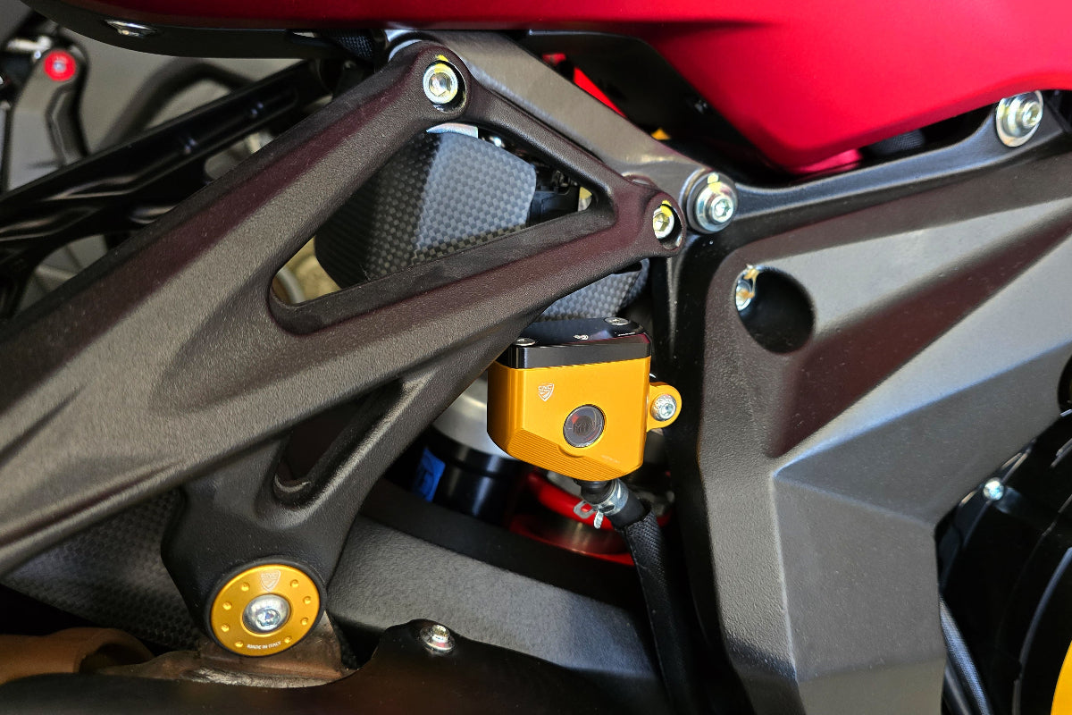Achterrem vloeistof reservoir MV Agusta Brutale 800 RR (2016-2017) gemonteerd in goud met zwart deksel zijaanzicht