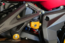 Achterrem vloeistof reservoir MV Agusta Dragster 800 RR E3 (2015-2017) gemonteerd in goud met zwart deksel zijaanzicht