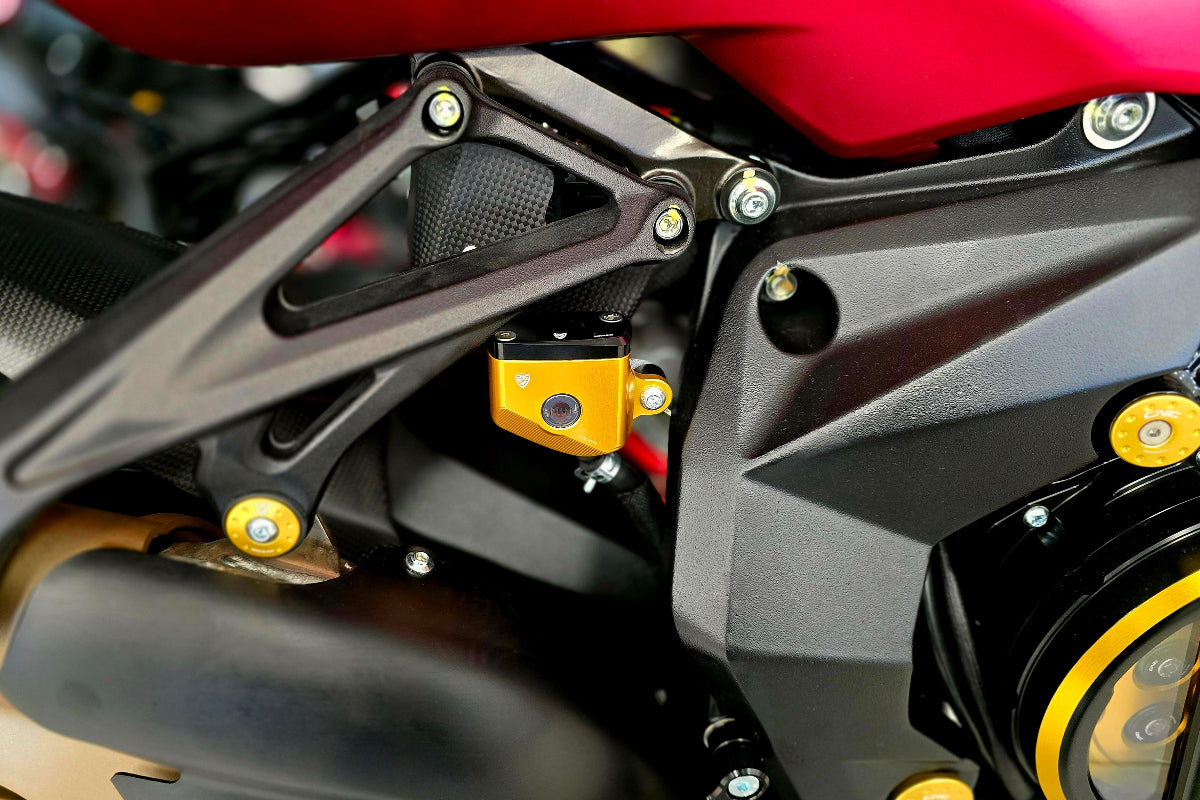 Achterrem remvloeistof reservoir deksel 'Touch' MV Agusta Brutale 675 (2012-2013) zwart deksel gemonteerd achteraanzicht