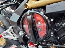 Two-Tone achterrem remvloeistof reservoir deksel 'Bicolore' MV Agusta Dragster 800 RC E4 (2017-2020) gemonteerd in rood-zilver achter open koppeling