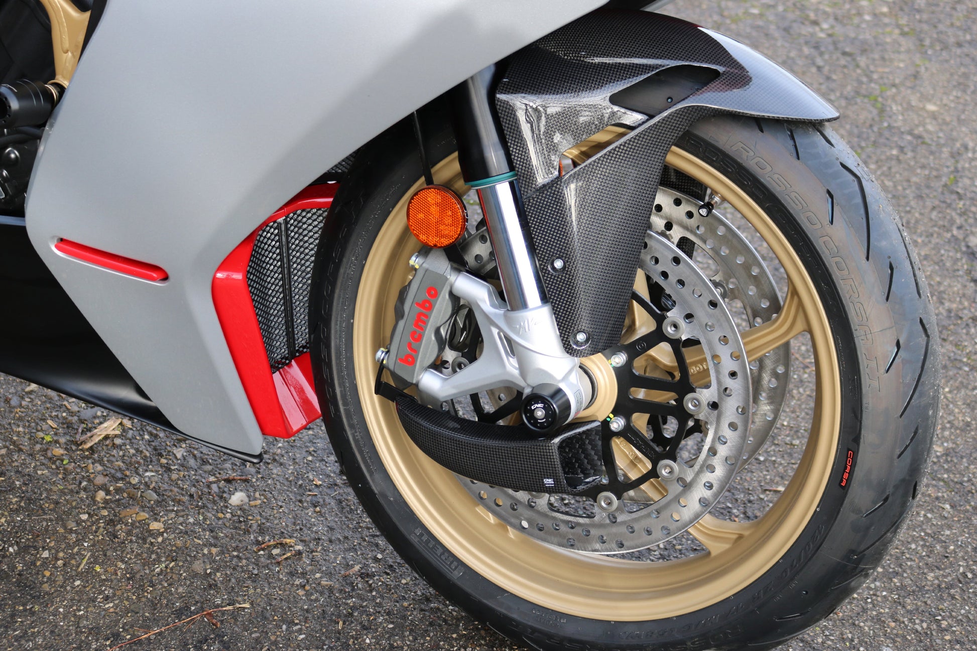 GP Remklauw koeling luchtgeleider set carbon Triumph Tiger 1200 XCA (2018-2021) glanzend carbon gemonteerd op MV Agusta ter voorbeeld