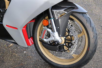 GP Remklauw koeling luchtgeleider set carbon KTM 1290 Super Adventure R (2021+) glanzend carbon gemonteerd op MV Agusta ter voorbeeld