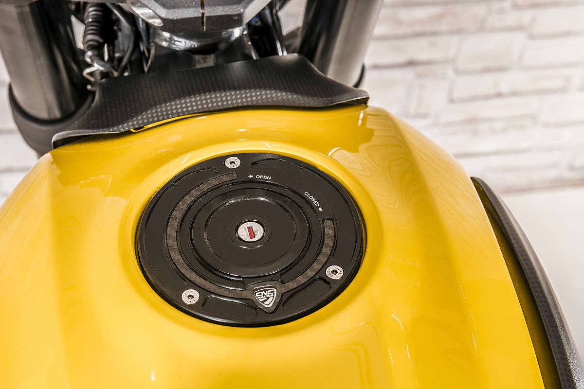 Tankdop buitenrand Carbonio MV Agusta F4 (2011-2016) gemonteerd in zwart Scrambler