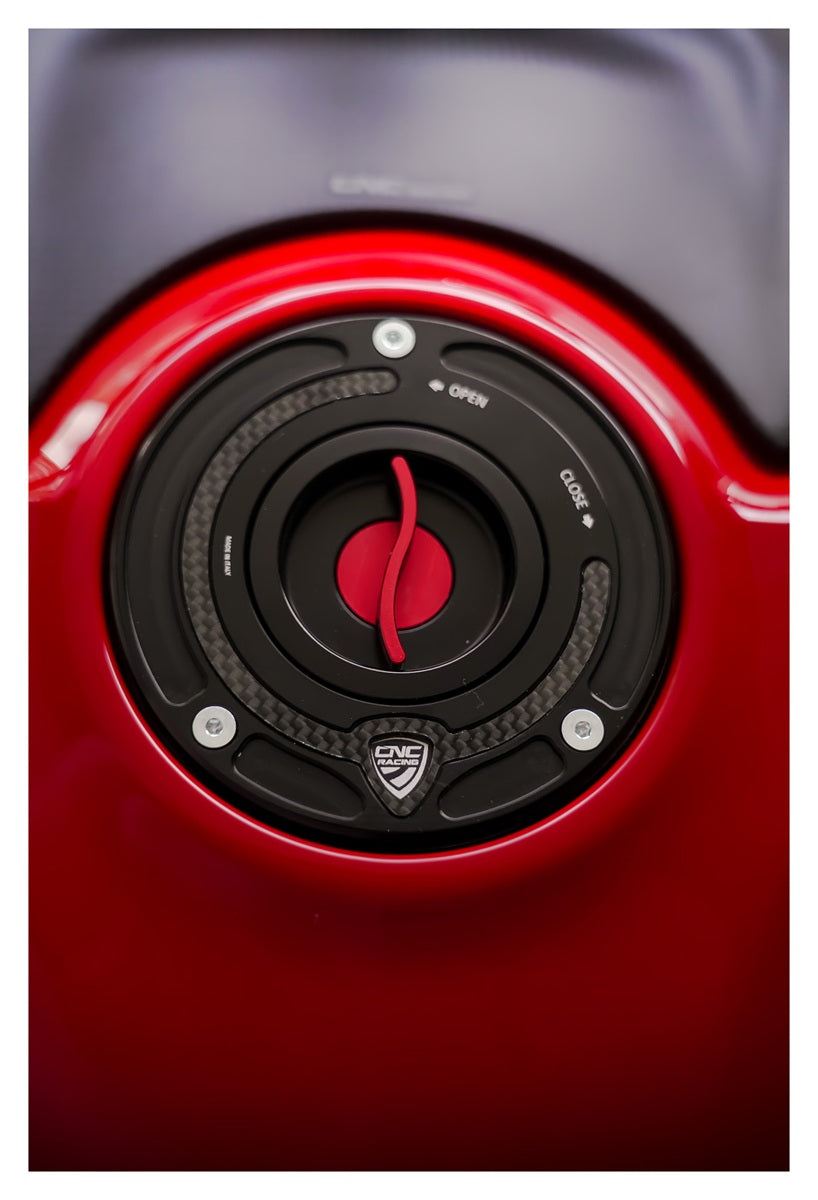 Tankdop buitenrand Carbonio MV Agusta Brutale 1000 Serie Oro (2020+) gemonteerd zwart met rode kern kleuren zwart rood en goud