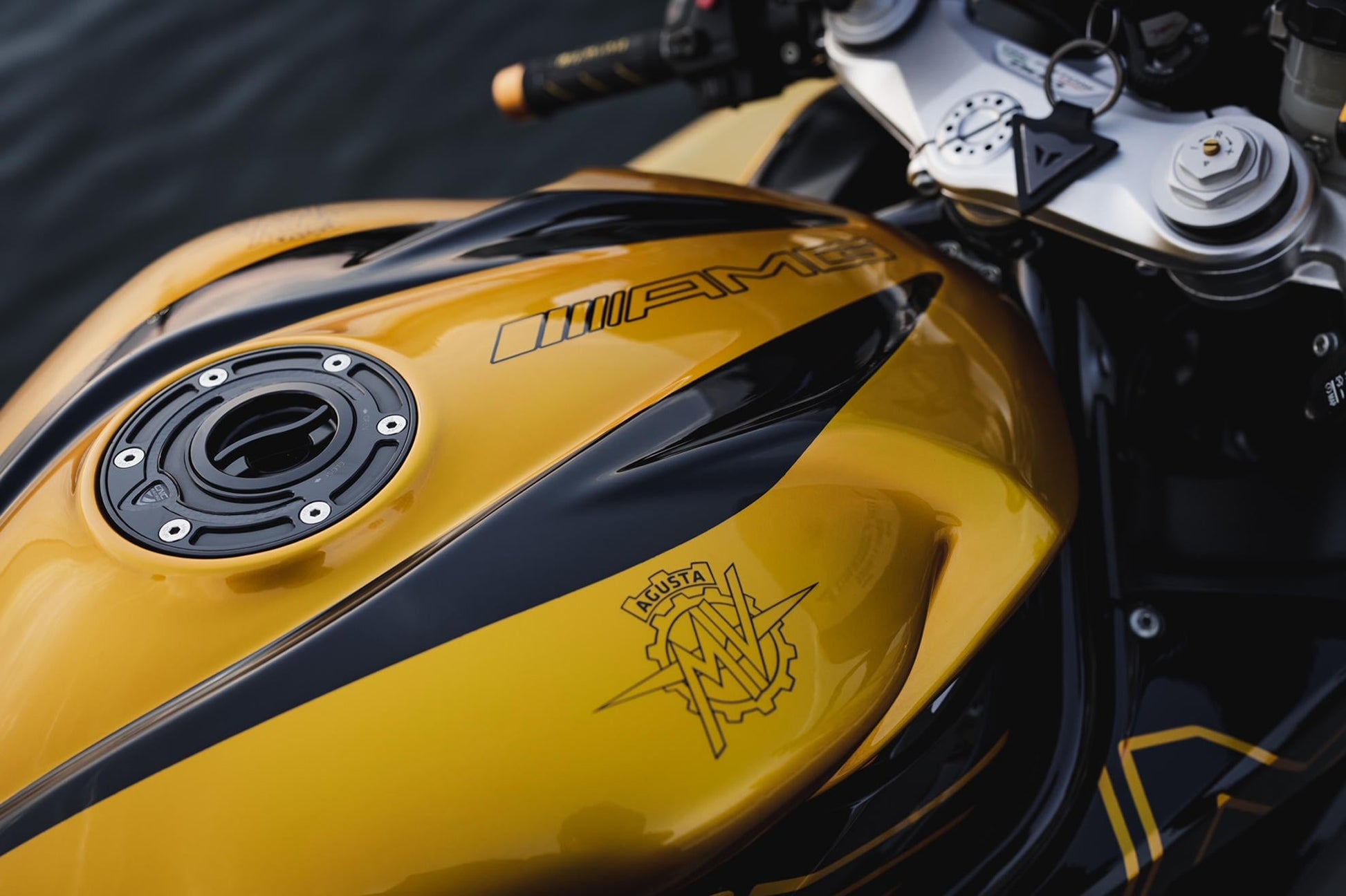 Snelsluiter kern voor CNC Racing tankdop Aprilia RS 50 (2007-2012) zwart gemonteerd in zwarte tankdop