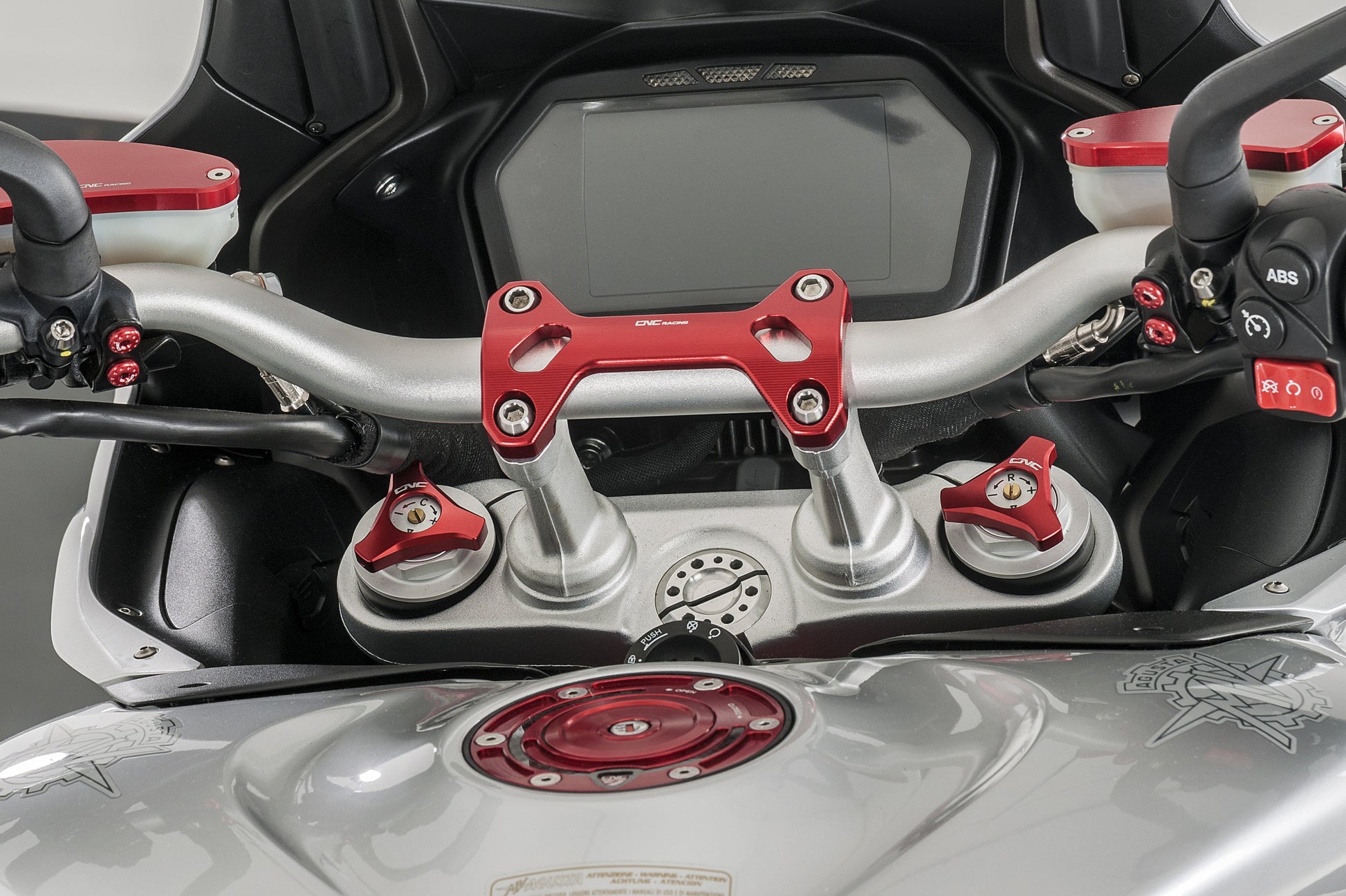 Tankdop buitenrand Carbonio MV Agusta Brutale 800 RR LH44 (2018-2019) rood gemonteerd