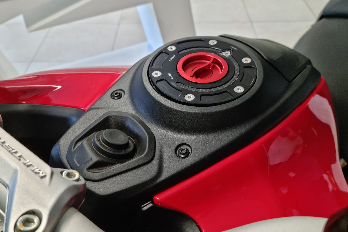 Snelsluiter kern voor CNC Racing tankdop Ducati Monster S4RS (2006-2009) gemonteerd in tankdop Carbonio afgebeeld op Multistrada