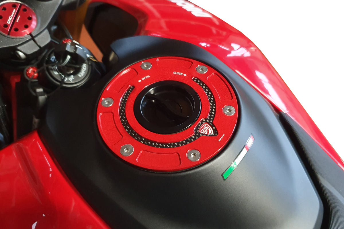 Snelsluiter kern voor CNC Racing tankdop Aprilia Tuono 660 (2021+) zwart gemonteerd in rode tankdop