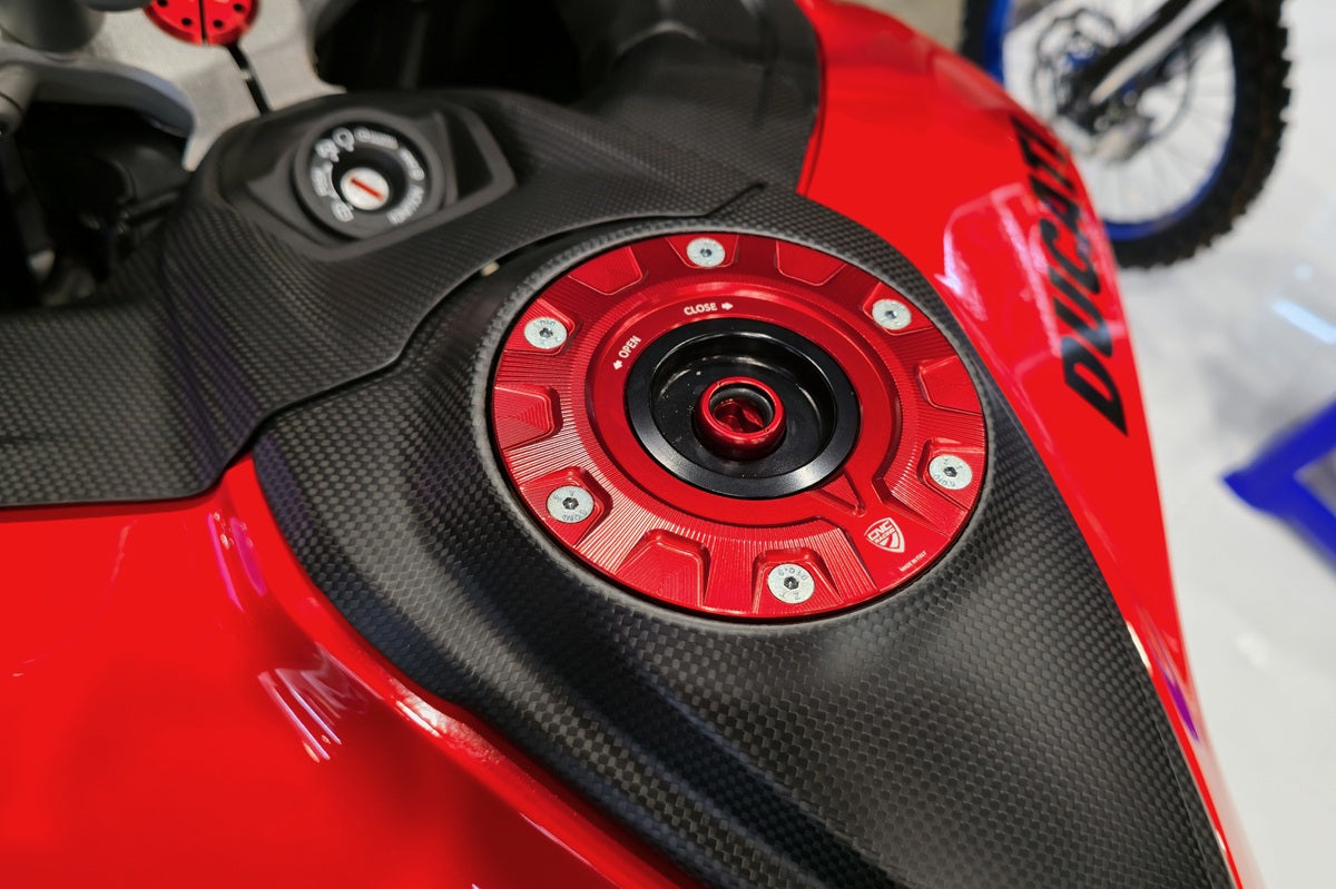 Fast Key kern voor CNC Racing tankdop Ducati 749 (2003-2006) zwart-rood gemonteerd in rode tankdop