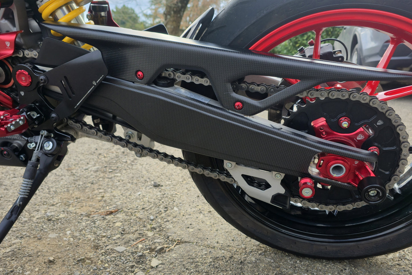 Carbon achterbrugbeschermer links – gemonteerd op Ducati Hypermotard 698 Mono