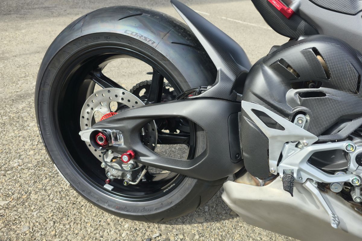 Carbon swingarm covers links en rechts – Ducati Panigale V4 (2027+)