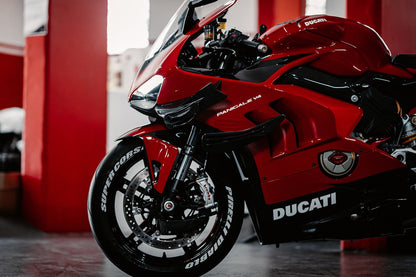 GP Remklauw koeling luchtgeleider set carbon Ducati Scrambler Sixty2 (2016-2021) mat carbon gemonteerd op Ducati Panigale ter voorbeeld