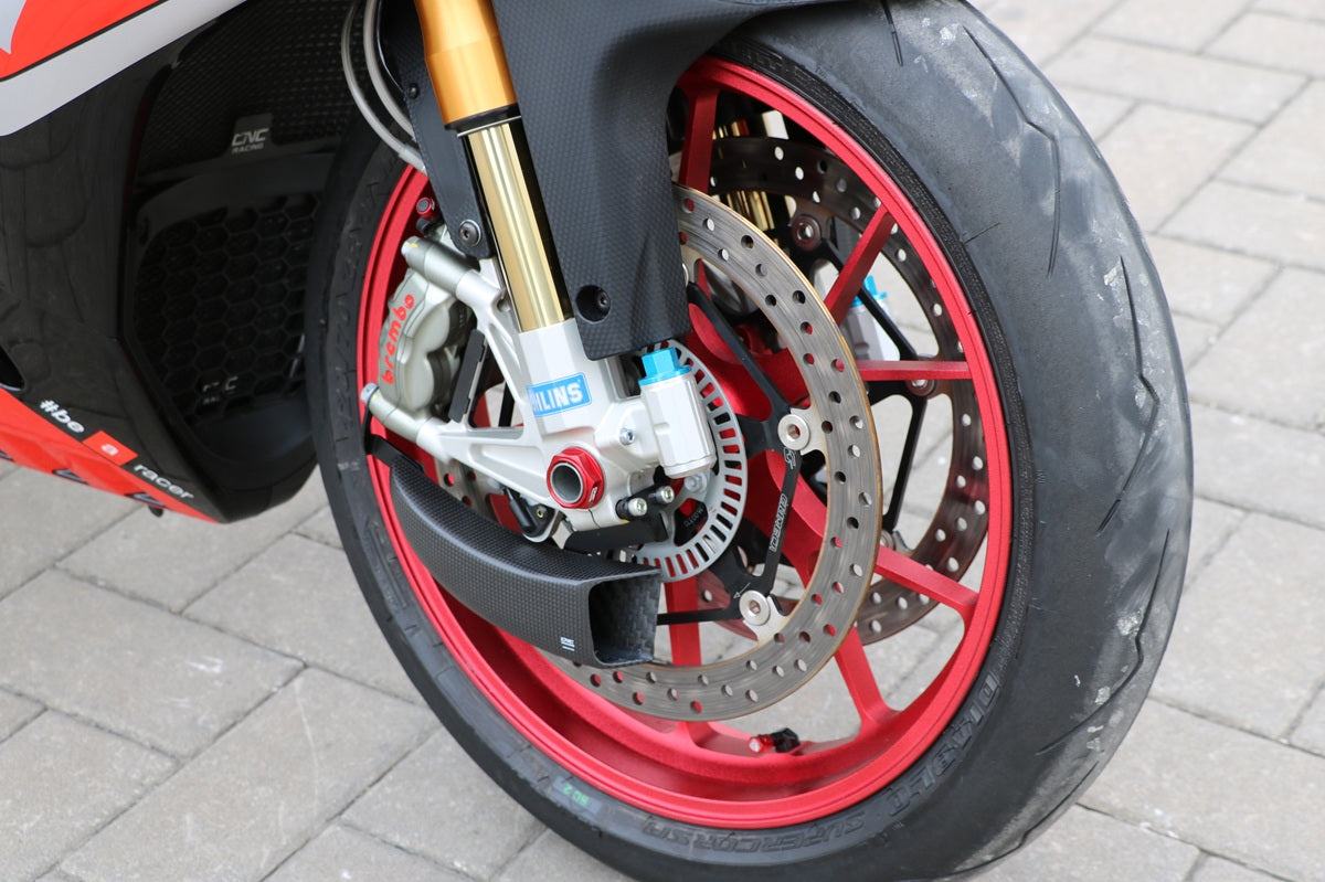 GP Remklauw koeling luchtgeleider set carbon Kawasaki Z900 RS Performance (2018-2020) mat carbon gemonteerd op Aprilia Tuono V4 ter voorbeeld