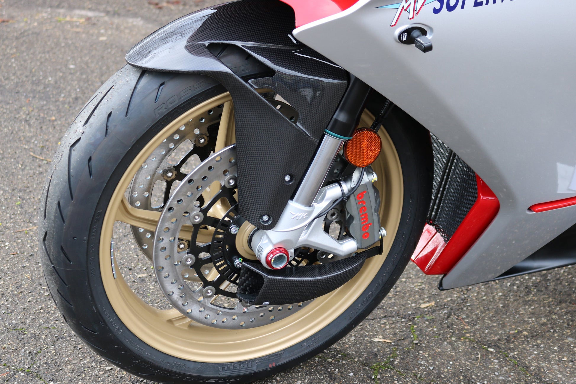 GP Remklauw koeling luchtgeleider set carbon MV Agusta Brutale 800 RR (2013-2015) glanzend carbon gemonteerd op MV Agusta ter voorbeeld