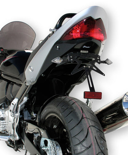 Ermax undertail voor Suzuki GSX650F 2008-2016 inclusief kentekenplaathouder, afgebeeld in carbonlook